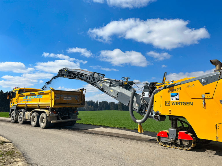 Asphaltfräse und LKW