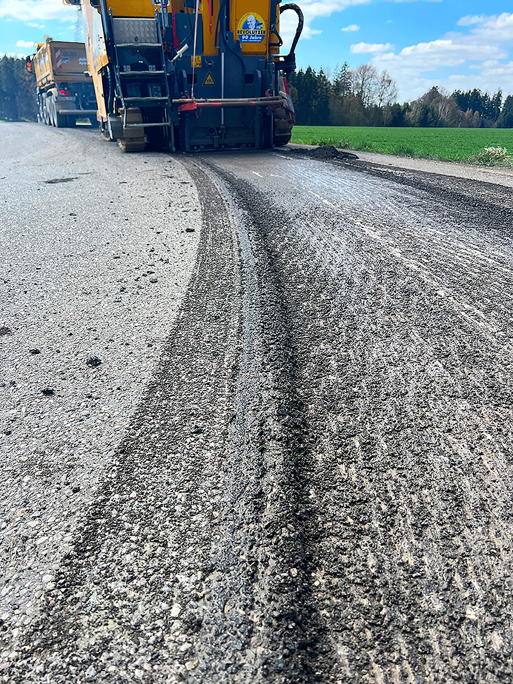 Detailaufnahme frisch gefräster Asphalt