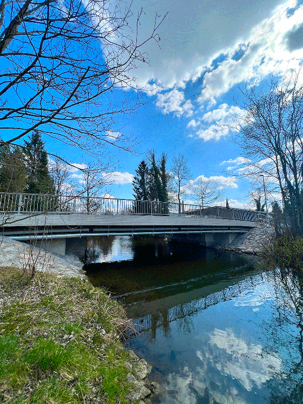 Ansicht Neubau Brücke über Fluss