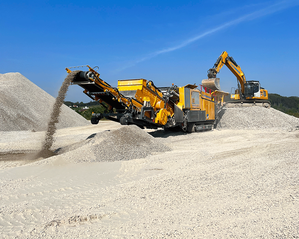 Bagger und Brecher in Kiesgrube